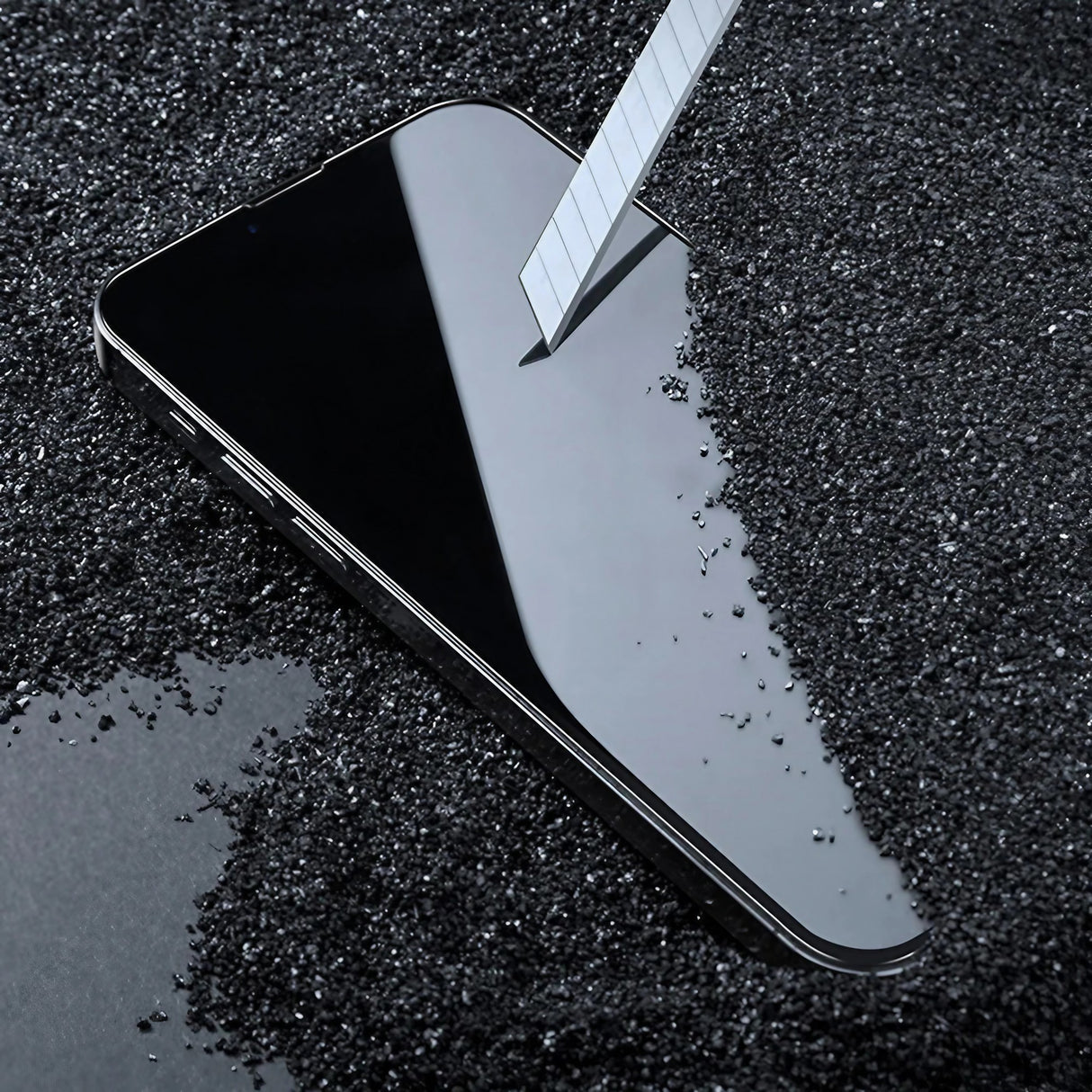 Detaliu strat oleofobic și duritate 9H folie sticlă securizată iPhone 16 Plus, margini negre