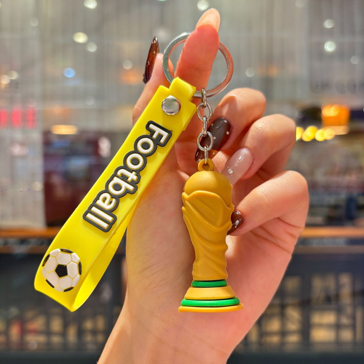 Breloc Chei, Flippy, Model Trofeu, Mascota de Fotbal, Cupa Mondiala, Accesoriu Pentru Chei si Rucsac, Cauciuc Moale, 26 g, 6.2 x 3.4 cm, Galben - vivimall.ro