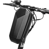Detaliu textură carbon geantă Hard Shell pentru trotinete și biciclete, material rigid impermeabil