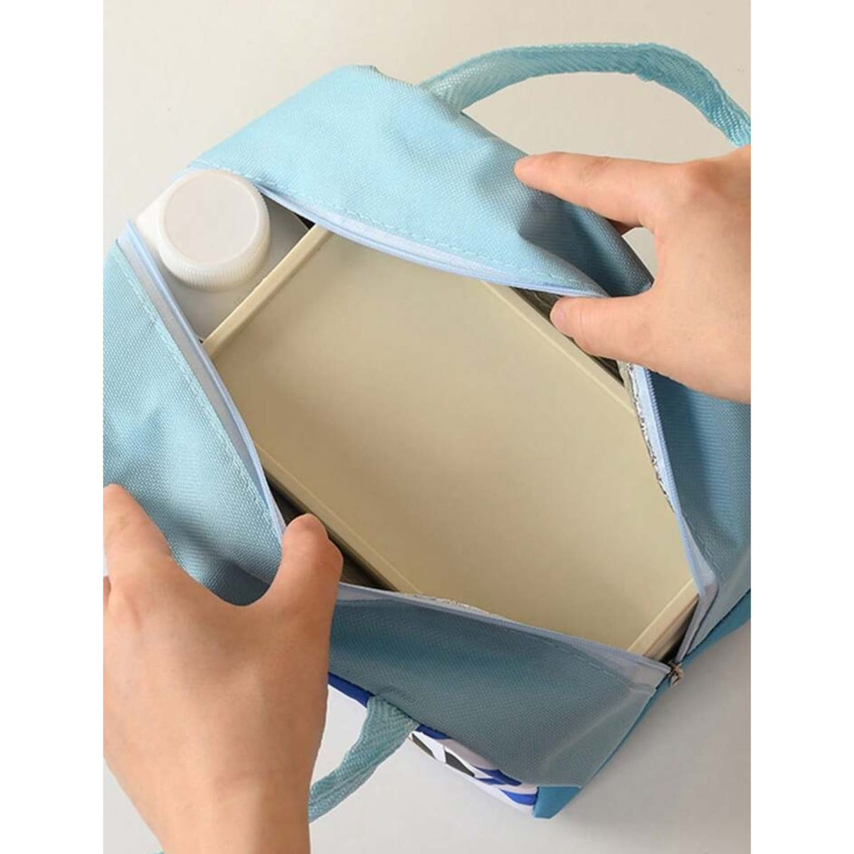 Geanta Termoizolanta pentru Copii, Vivimall, 23x13x19 cm, Model Imprimeu Catel, din Folie de Aluminiu si Panza Oxford, Albastru/Alb - vivimall.ro