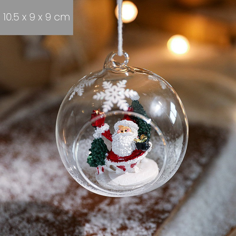 Detaliu figurină Moș Crăciun colorată în interiorul globului transparent din sticlă, ornament pandativ brad