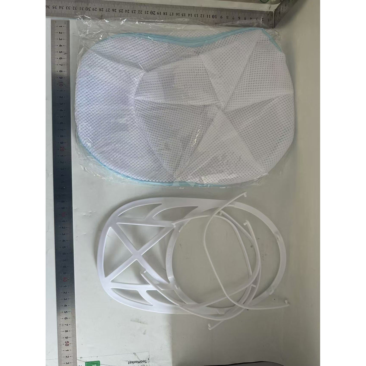 Husa de Spalare Sapca, Vivimall, pentru Masina de Spalat, din Poliester, Circumferinta 53 cm, cu Fermoar, cu Suport Sapca, Alb/Albastru - vivimall.ro