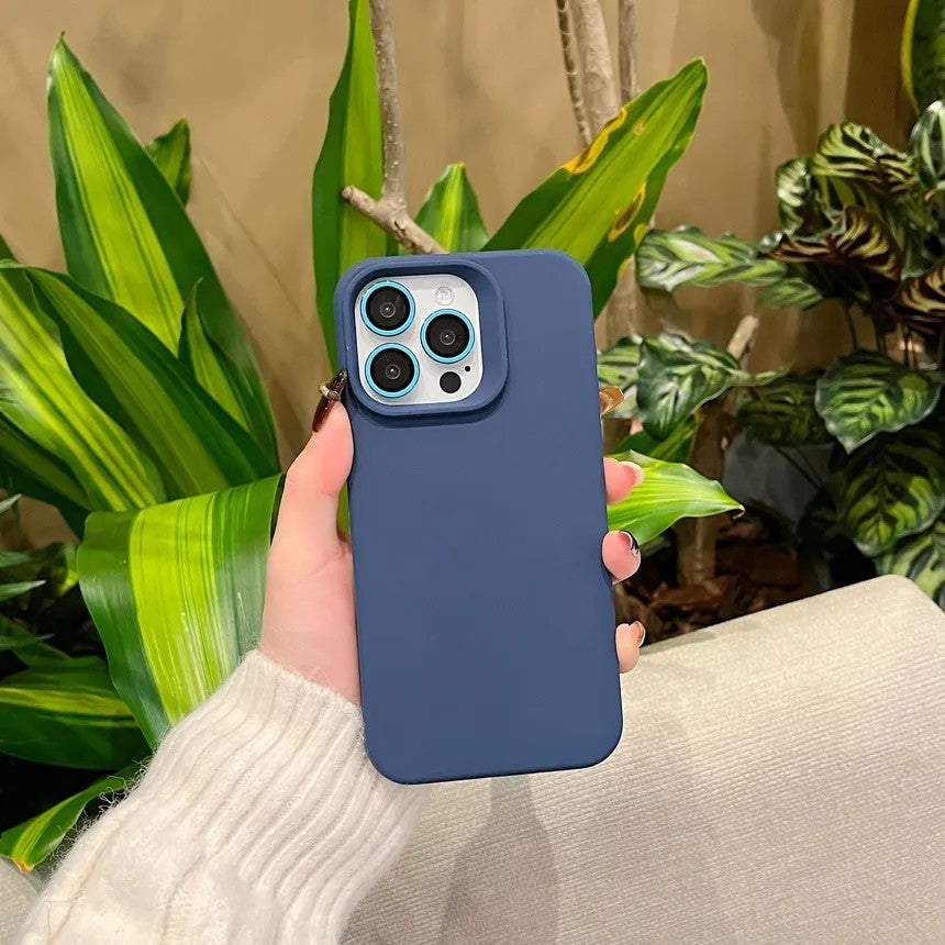 Husă iPhone 14 Pro Max montată pe telefon, vedere laterală, silicon lichid albastru marin