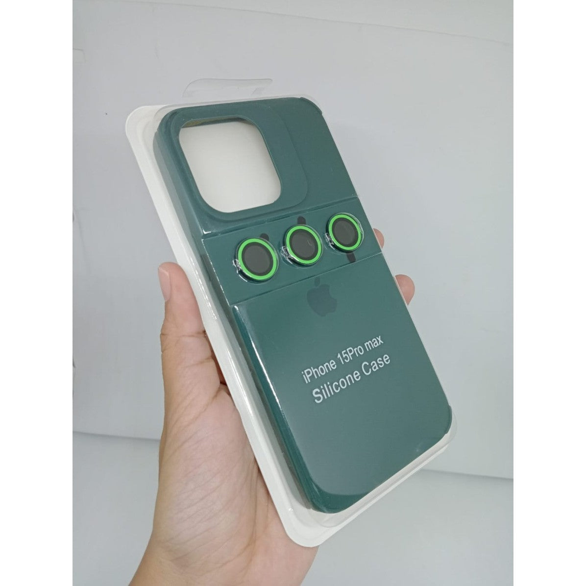 Husă iPhone 15 Pro verde, detaliu inel protecție cameră cu lentile fosforescente ceramică