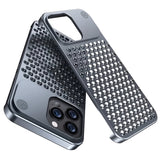 Husă aromaterapie iPhone 15 Pro aluminiu CNC gri, detaliu găuri ventilație spate