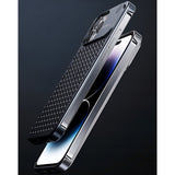 Husă iPhone 15 Pro cu inserție aromaterapie pe spate, detaliu secțiune parfum