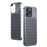 Husă iPhone 15 Pro din aliaj de aluminiu gri cu structură de răcire 3D, vedere frontală