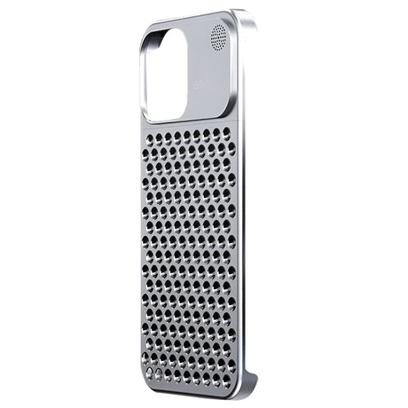 Detaliu structură de răcire 3D pe spatele hussei de aluminiu pentru iPhone 15 Pro Max, argintiu