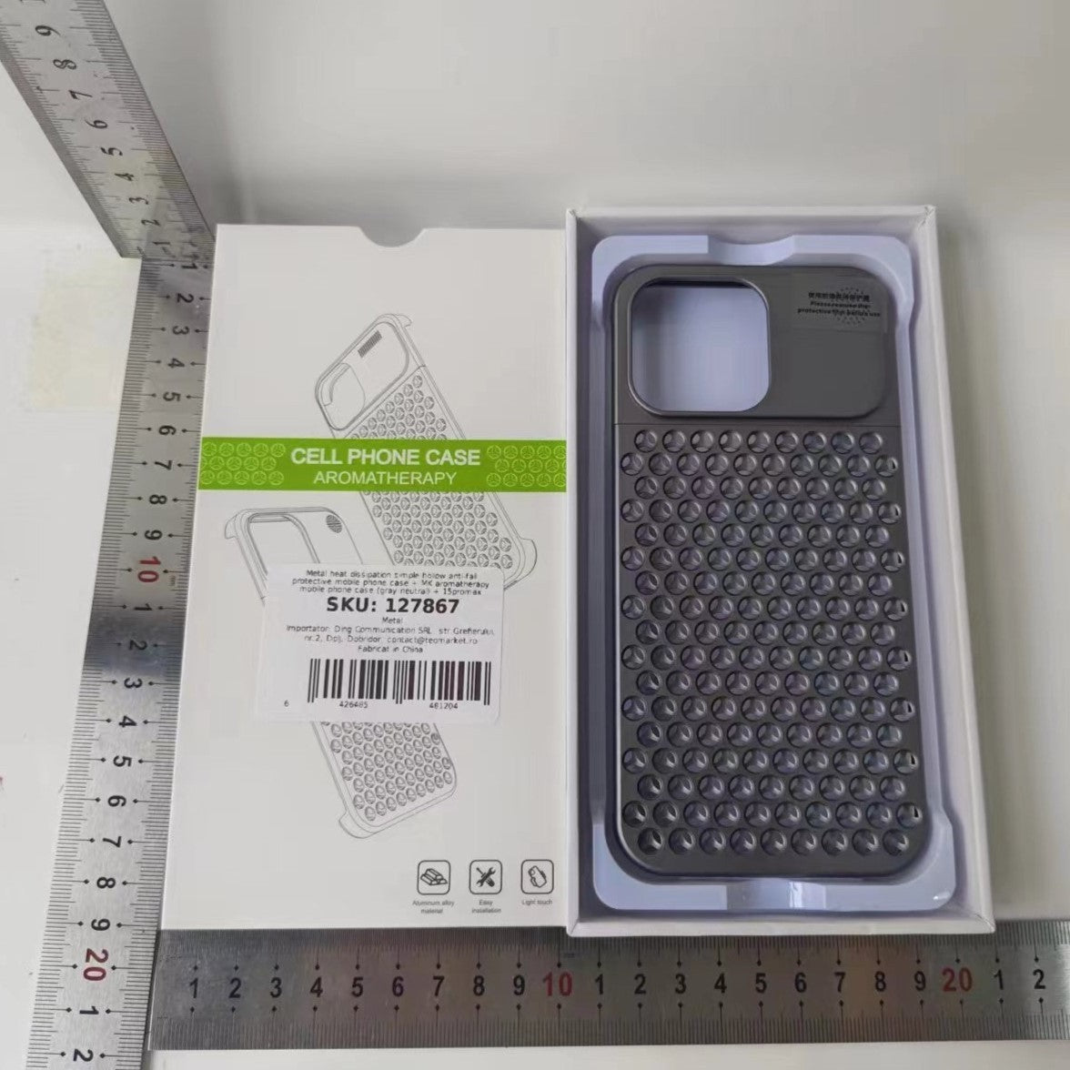 Husă metalică gri iPhone 15 Pro Max cu structură de răcire 3D, detaliu găuri ventilație spate