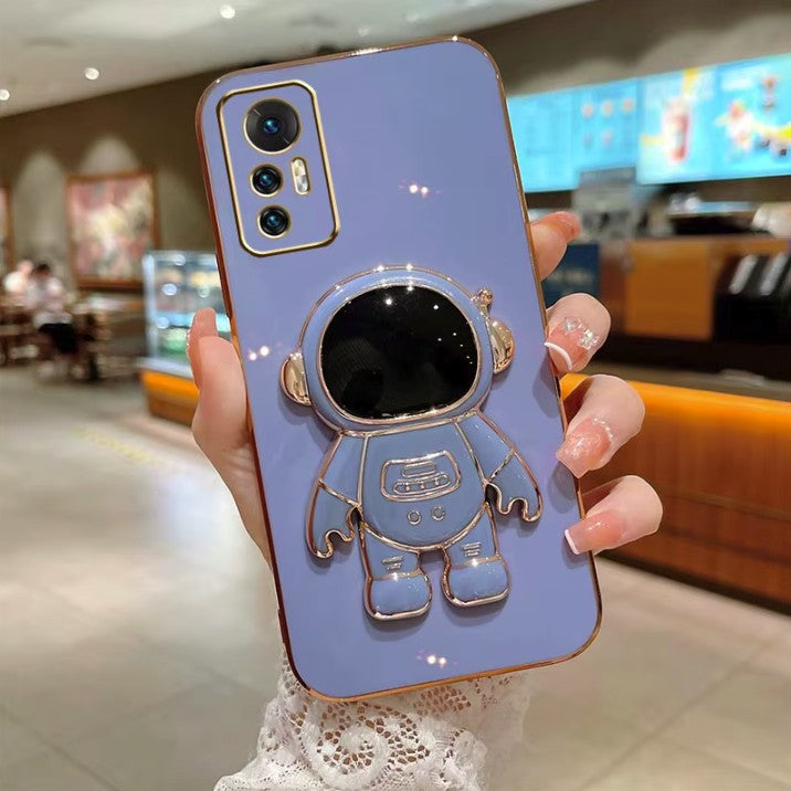Husă Honor 90 model Astronaut albastru montată pe telefon, perspectivă laterală lifestyle