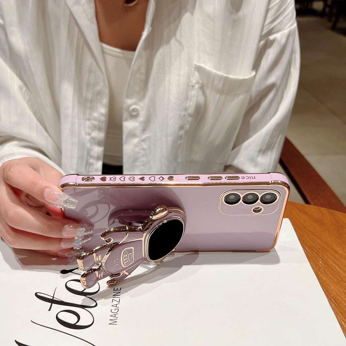 Husă Samsung Galaxy S23 TPU roz cu suport astronaut în poziție funcțională, lifestyle