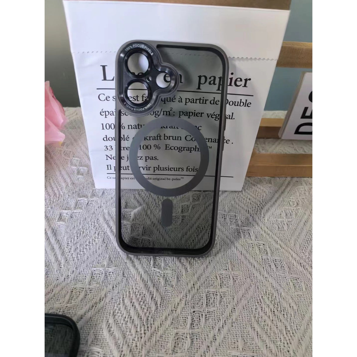 Husă iPhone 16 MagSafe, detaliu buză ridicată protecție cameră, material TPU negru