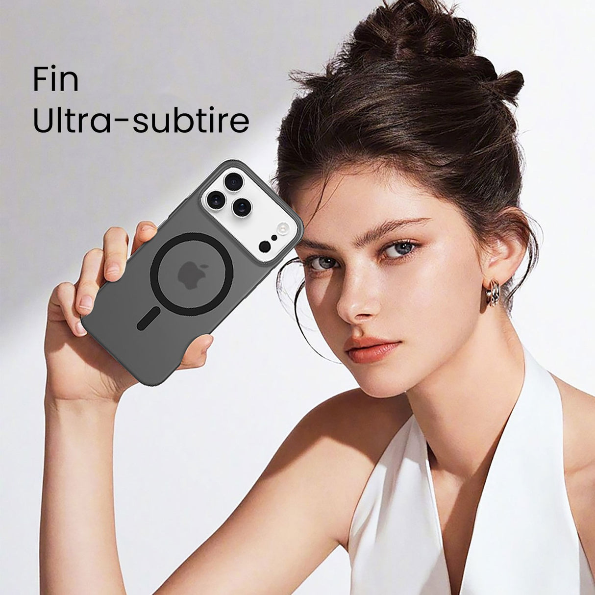 Husă de protecție iPhone 17 magnetică negru, detaliu port USB-C și decupaje precise