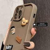 Husă antisoc iPhone 13 silicon maro, vedere spate cu model Ursuleți 3D aplicat