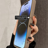 Husă silicon iPhone 13 model Ursuleți 3D maro, vedere laterală cu butoane accesibile