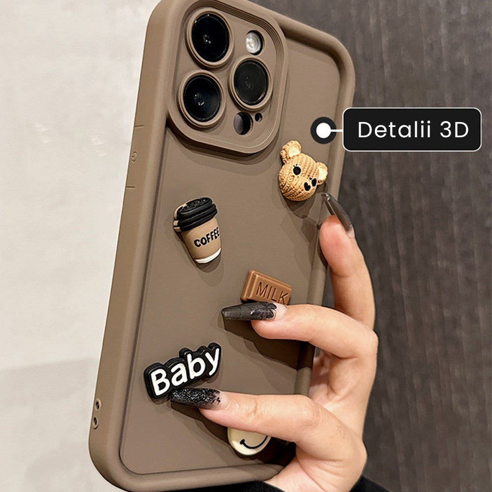 Husă iPhone 14 ursuleți 3D maro, decupaj cameră foto cu ramă înălțată de protecție