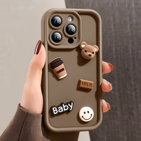 Husă iPhone 14 Pro Max Ursuleți 3D maro, vedere spate cu detalii relief 3D