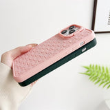 Husă antialunecare iPhone 15 TPU roz, detaliu suprafață cu textură grip