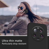Husă Xiaomi 14 Ultra montată pe telefon, finisaj mat negru, perspectivă lifestyle