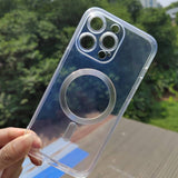 Husă transparentă iPhone 16 pe suport magnetic MagSafe, vedere lifestyle
