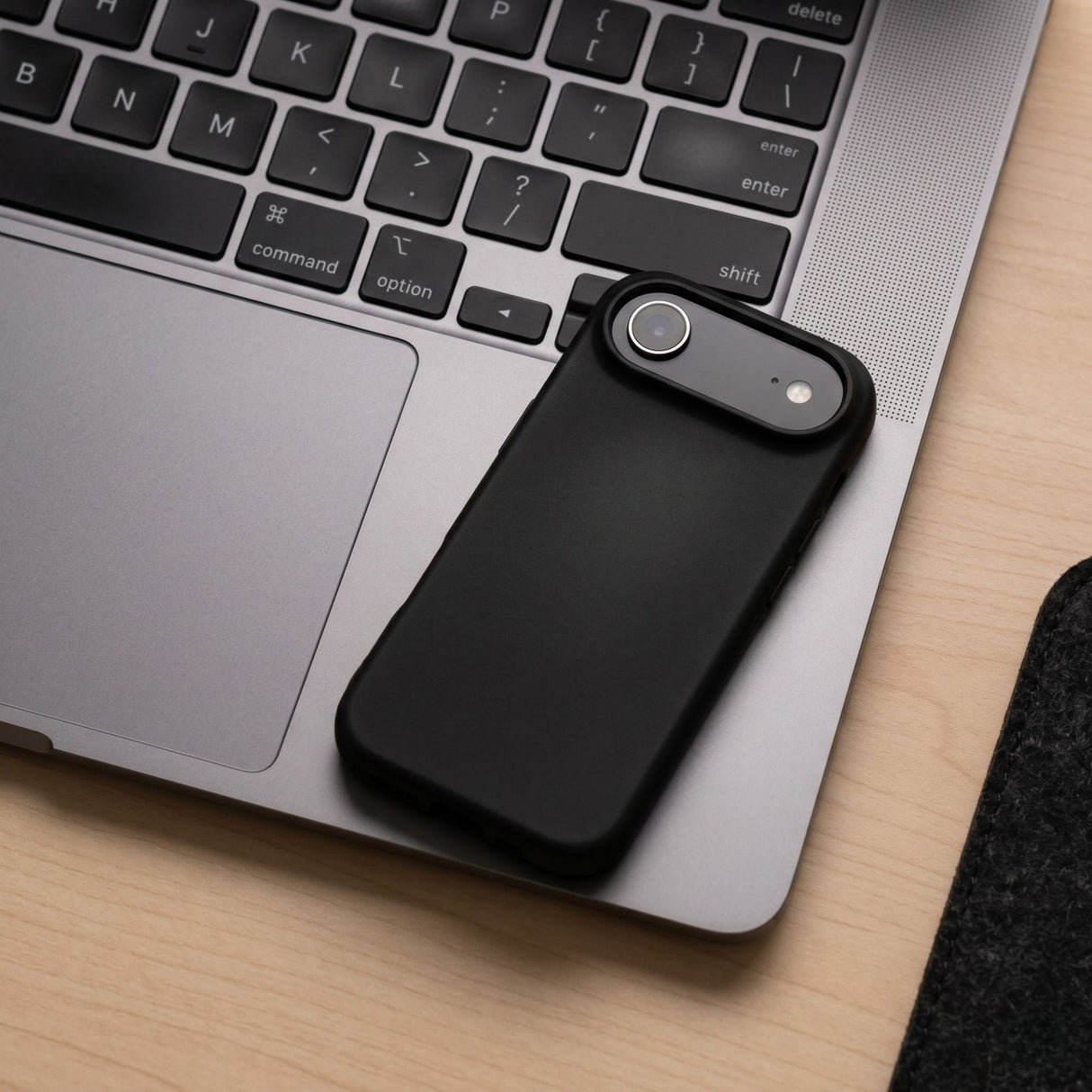 Interior microfibră husă Flippy iPhone 17 Air, protecție anti-zgârieturi, culoare negru