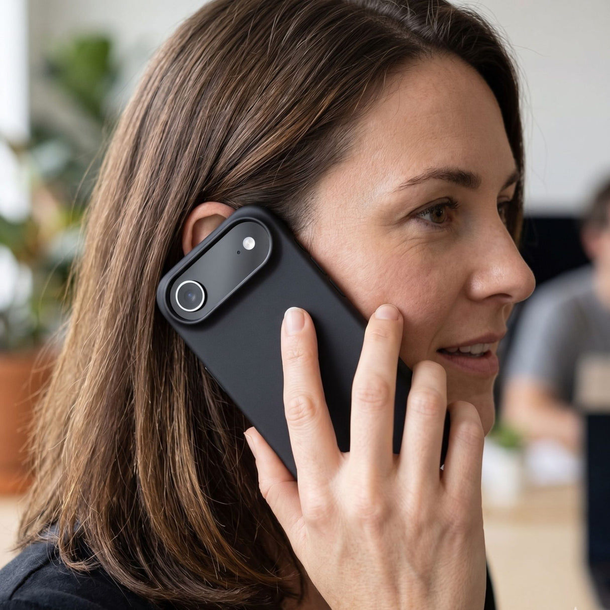 Husă Flippy iPhone 17 Air neagră pe suprafață, detaliu textură mată și grip ergonomic