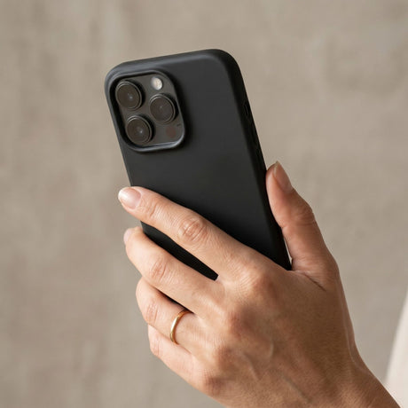 Detaliu interior microfibră husă Flippy iPhone 16 Pro, finisaj moale anti-zgârieturi