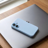 Husă silicon lichid Flippy MagSafe iPhone 16 albastru, prezentare spate cu logo Apple vizibil