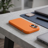 Husă Flippy MagSafe iPhone 16 portocaliu în utilizare, compatibilitate accesorii magnetice