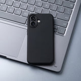Husă Flippy iPhone 17 negru văzută din lateral, margini ridicate pentru protecție ecran și cameră