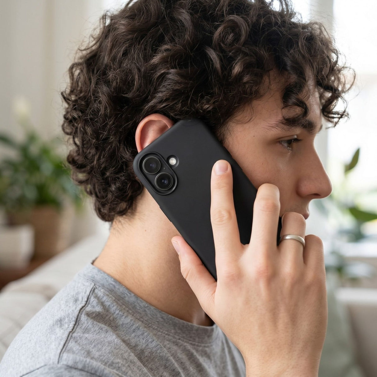 Textura mată a husei Flippy Silicon Lichid iPhone 17 negru, grip ergonomic anti-alunecare