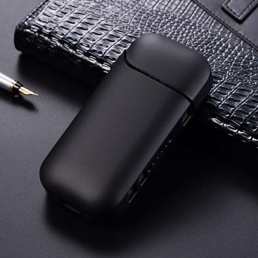 Husă de protecție IQOS 2.4 Plus din plastic negru, detaliu decupaj port încărcare, model Full Body