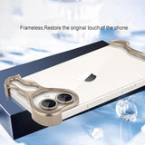 Protecție metalică aurie pentru camera iPhone 16 Plus, detaliu obiectiv, aliaj premium
