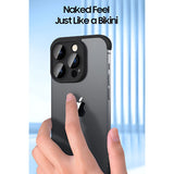Detaliu textură aliaj metalic negru metalizat husă colțuri iPhone 15 Pro, unghi apropiat