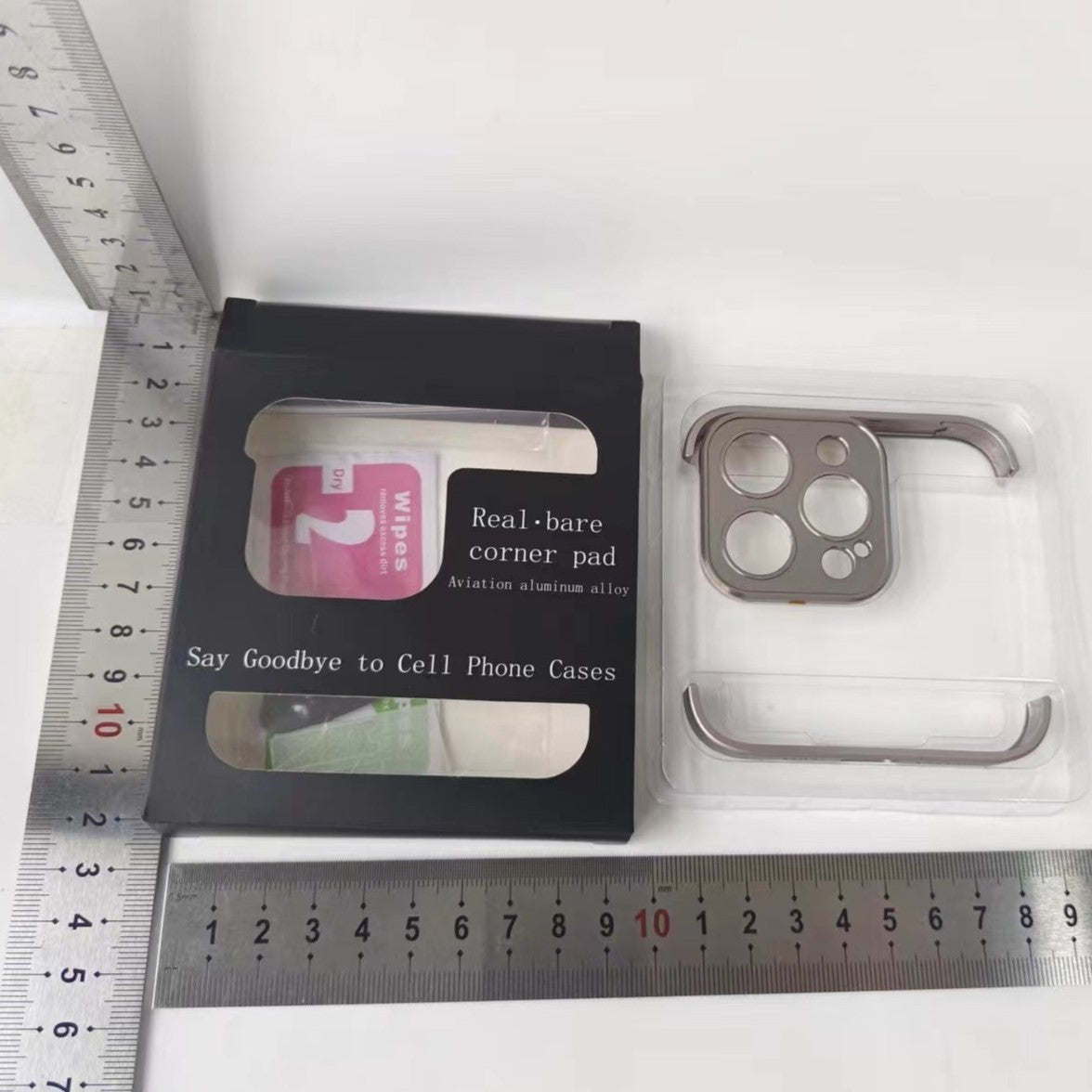 Capac metalic pentru colțul superior al iPhone 15 Pro Max din aliaj metalic, detaliu aproape
