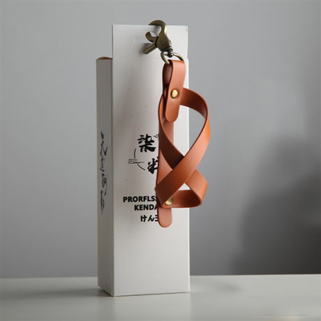 Husa pentru Kendama, Flippy, Husa de Depozitare pentru Kendama, din Piele Ecologica, Catarama cu Agatare pentru Transportare, Breloc 8, 12 x 6 cm, Maro deschis - vivimall.ro