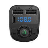 Încărcător auto negru cu MP3 Player montat în priza auto, vedere laterală