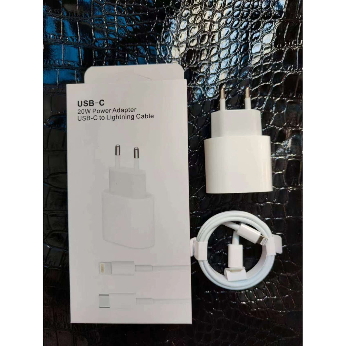 Încărcător rapid iPhone 20W cu cablu Lightning inclus, vedere de ansamblu