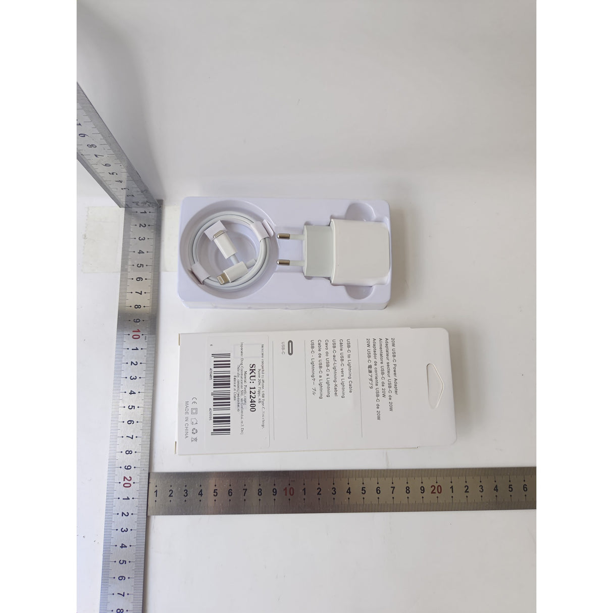 Încărcător iPhone USB Type-C 20W alb, detaliu produs pe fundal neutru