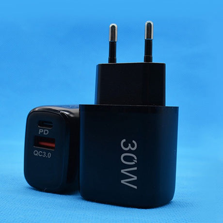 Detaliu porturi USB-A QC 3.0 și USB-C PD ale încărcătorului rapid Vivimall 30W, culoare negru