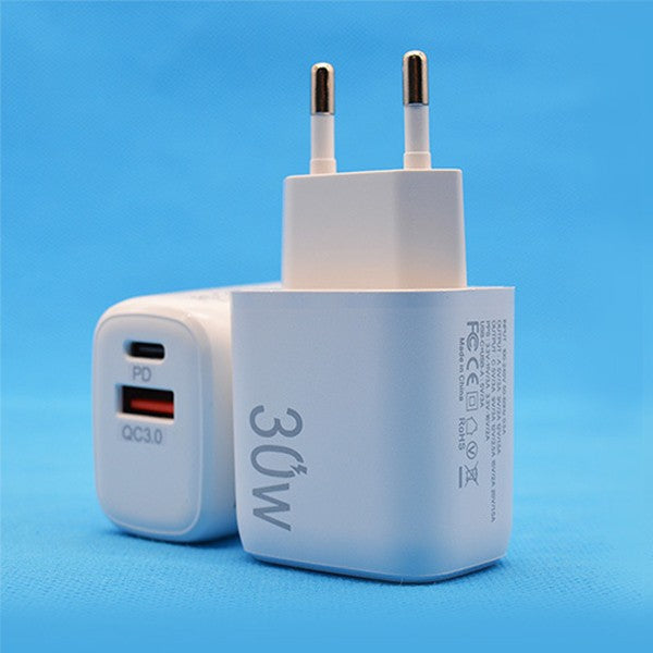 Detaliu porturi USB-A QC 3.0 și USB-C PD ale încărcătorului Vivimall 30W, design compact alb