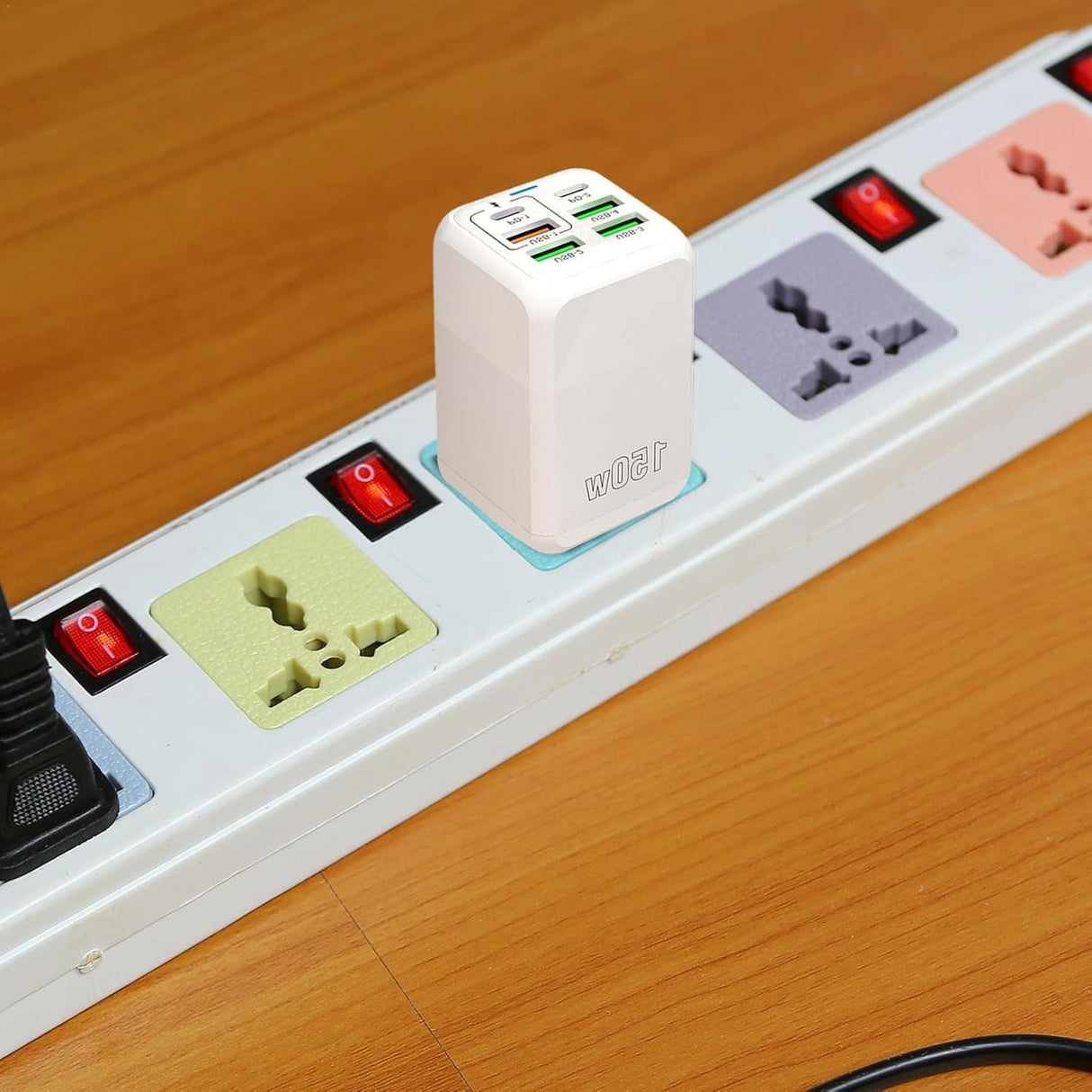 Adaptor rețea universal Vivimall 6 porturi, dimensiuni compacte 4,4x4,4x11 cm, vedere laterală