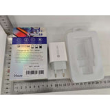 Încărcător rapid Vivimall 20W alb lângă ambalaj, dimensiuni pachet 12,5 x 8 x 3 cm