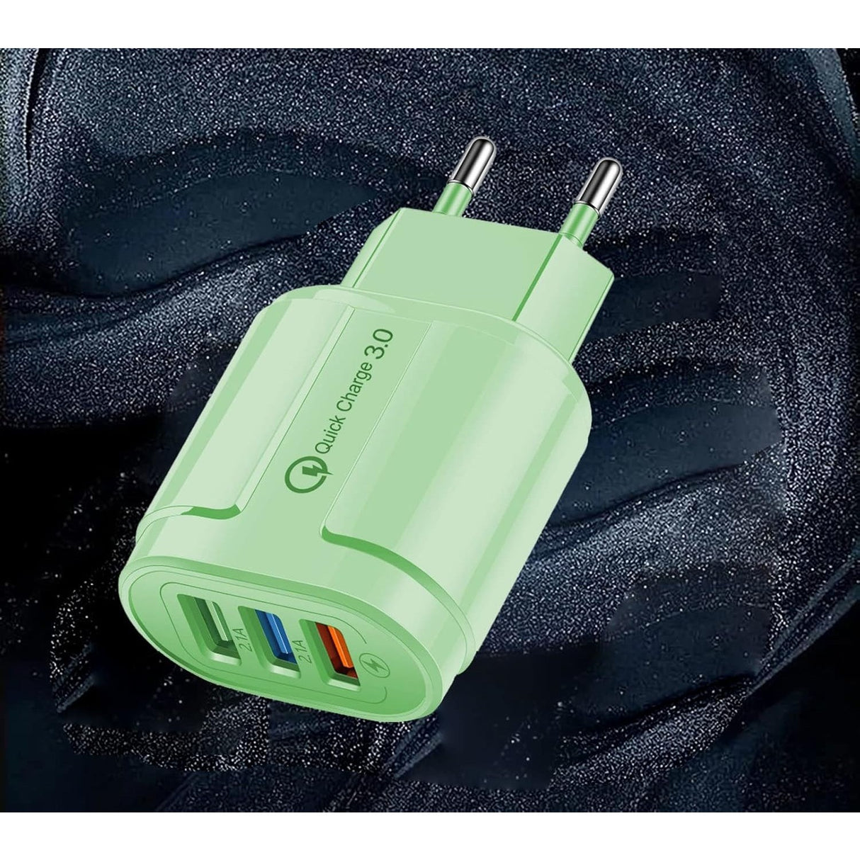 Încărcător Vivimall 3 porturi USB încărcând simultan smartphone Samsung și iPhone, lifestyle