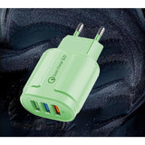 Încărcător Vivimall 3 porturi USB încărcând simultan smartphone Samsung și iPhone, lifestyle