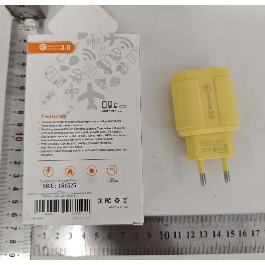Detaliu porturi USB încărcător rapid Vivimall QC3.0, material ABS galben, specificații 18W 2.1A