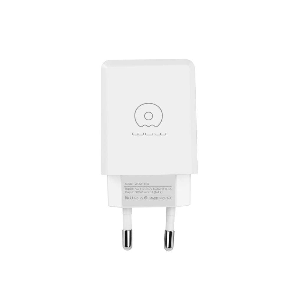 Încărcător rețea T06 alb alături de smartphone Android în proces de încărcare