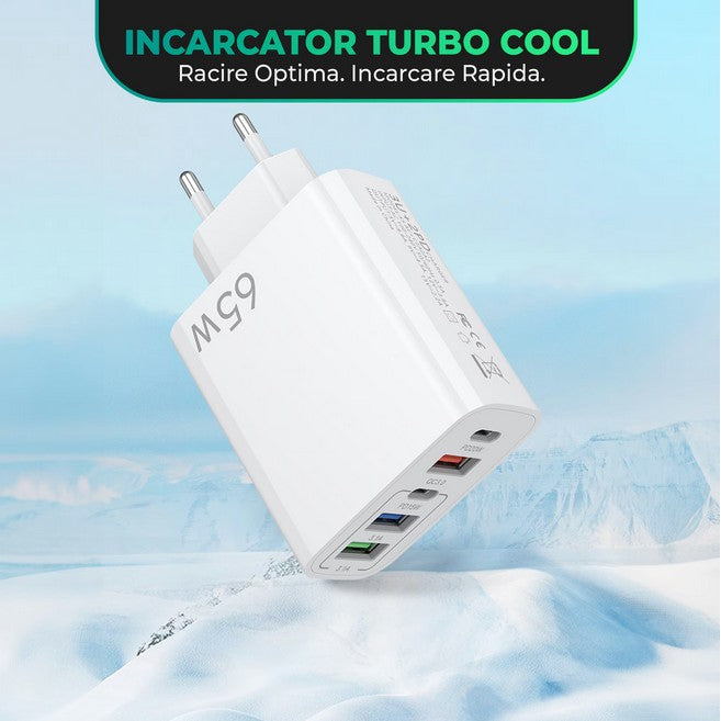 Porturi USB-A și Type-C ale încărcătorului de rețea 65W, detaliu aproape, fundal alb
