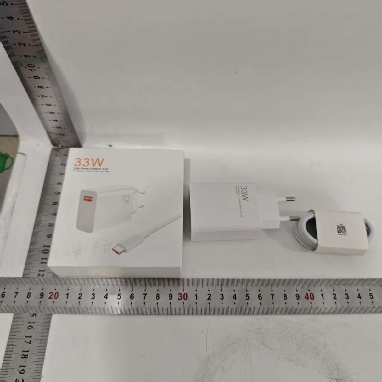 Set complet încărcător 33W și cablu USB-C 1m în ambalaj premium cu sistem de agățare, vedere de ansamblu