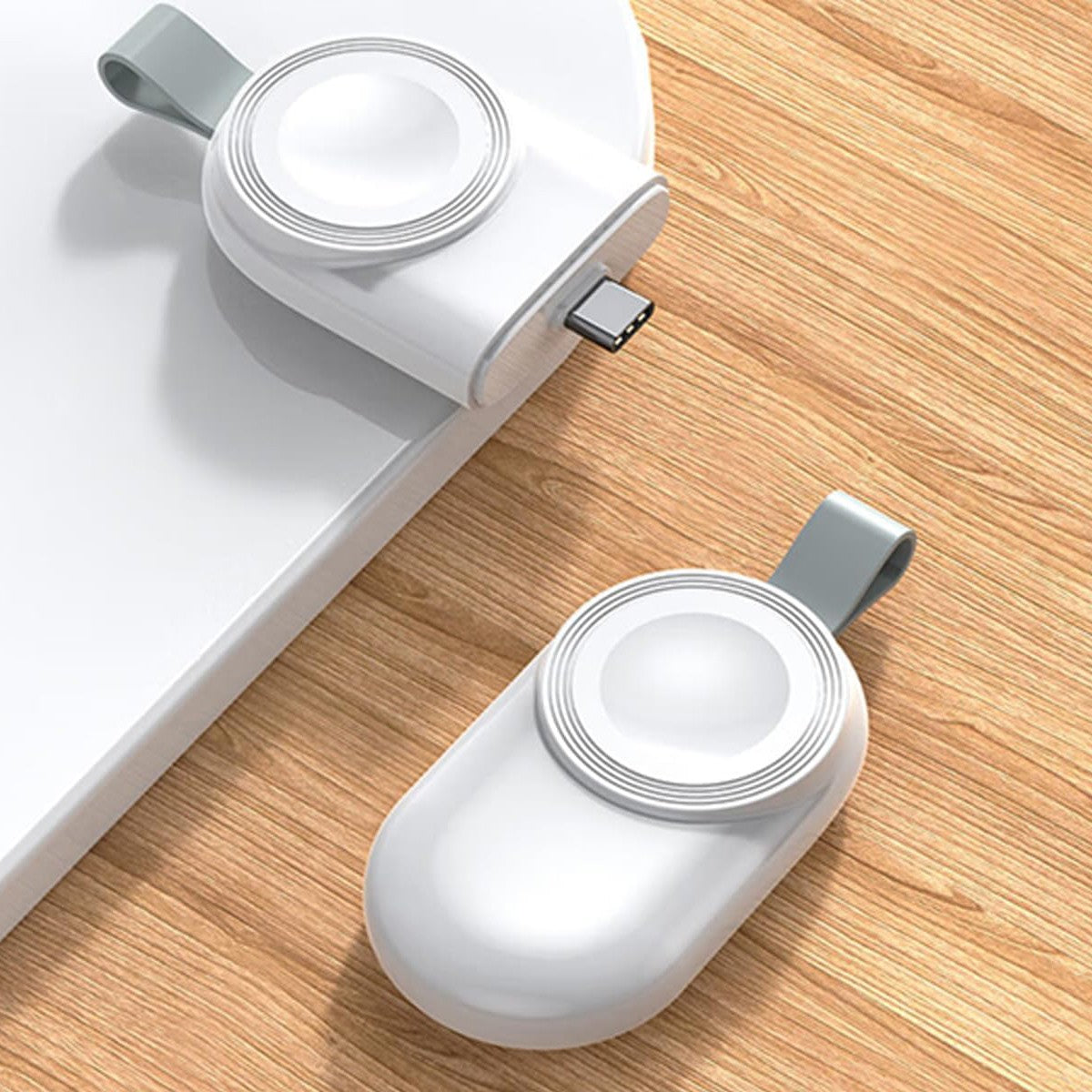 Prindere magnetică a încărcătorului wireless pe Apple Watch Ultra, vedere laterală